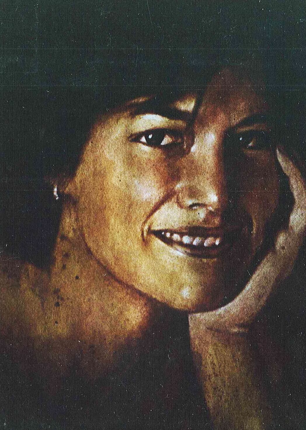 Ilustración 02 de A Verónica: Mujer sonriente con la mano junto al rostro sobre fondo oscuro.