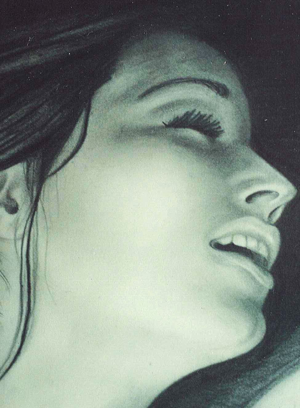 Ilustración 14 de A Verónica: Rostro femenino inclinado hacia arriba, en tonos verdes.