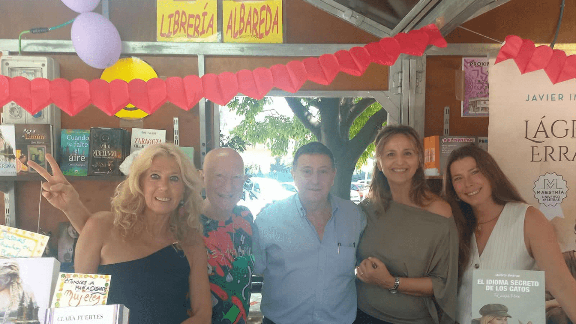 Grupo de personas en la caseta del Día del Libro